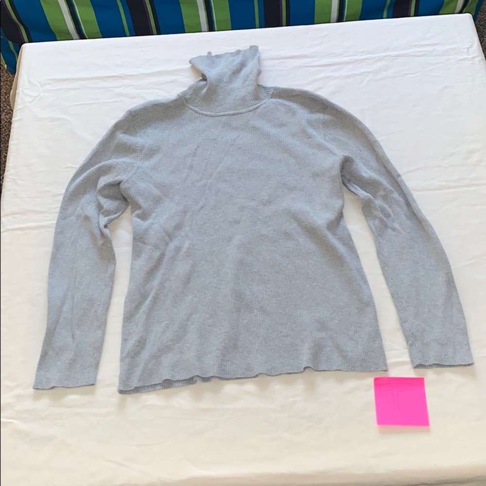 Long sleeved gray sweater
